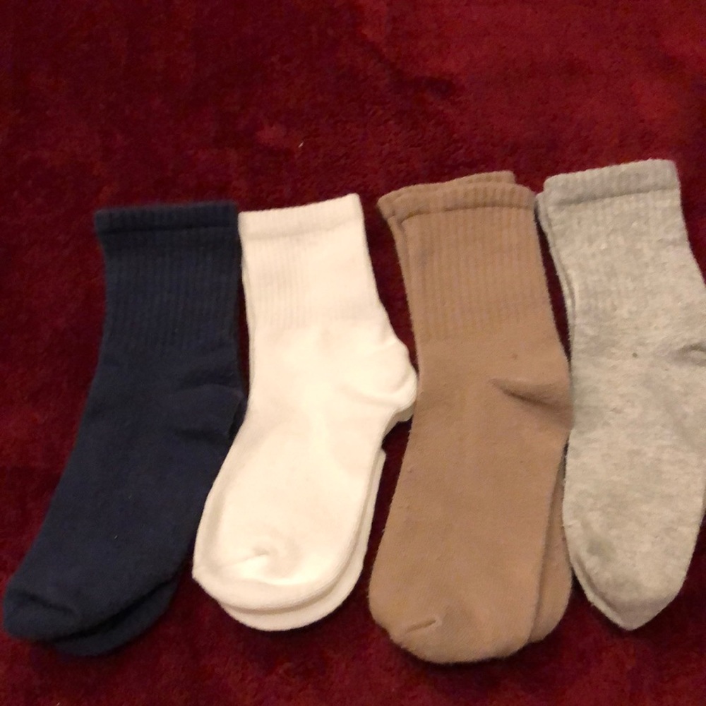 4 pair of Boys socks, Navy blue, white, tan and grey, size 5T